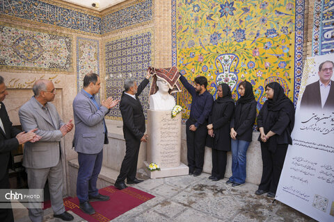 رونمایی از سردیس زنده‌یاد ودیعتی موسس موزه سیم و زر کرمان