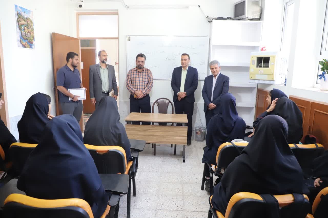 بازدید مدیرکل میراثفرهنگی از نخستین هنرستان گردشگری خراسان جنوبی