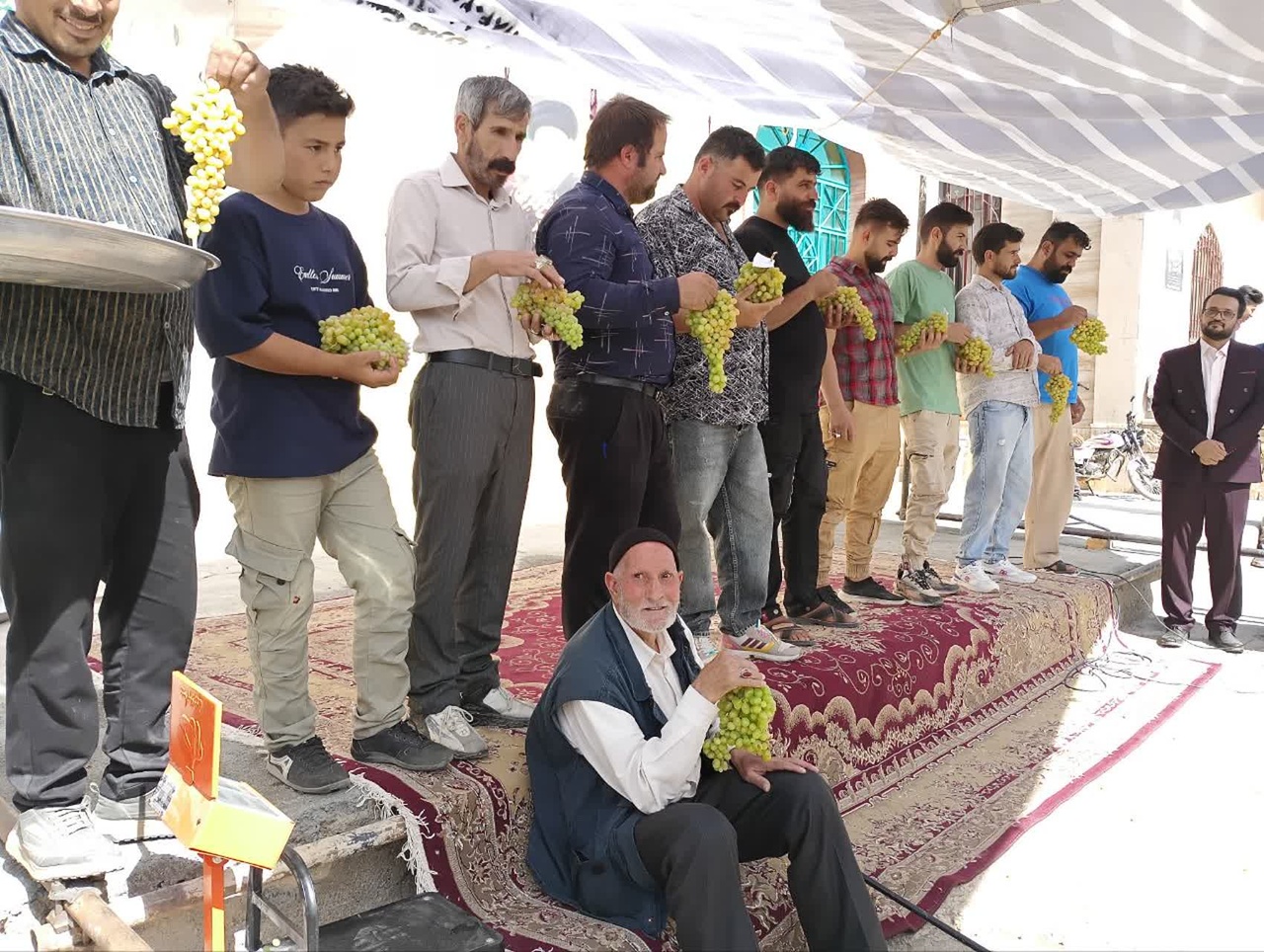 برگزاری نخستین جشنواره انگور و بادام در کبودراهنگ