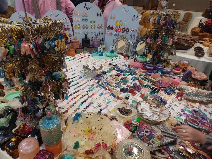 نمایشگاه صنایع‌دستی و هنرهای سنتی به مناسبت هفته گردشگری در هتل میزبان بابلسر برپا شد