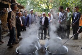 شانزدهمین جشنواره شیره‌پزی مانیزان برگزار شد