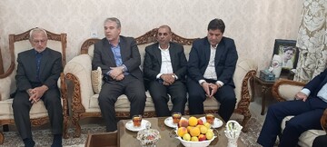 دیدار معاون وزیر میراث‌فرهنگی با خانواده شهید داریوش رضایی‌نژاد در ایلام