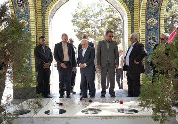 قائم‌مقام وزیر و معاون میراث‌فرهنگی وارد شهر قلمدان‌های مرصّع شد
