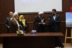 ۲ اثر ادبی از نویسندگان قشم رونمایی شد