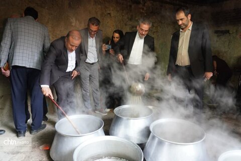 شانزدهمین جشنواره شیره‌پزی مانیزان برگزار شد
