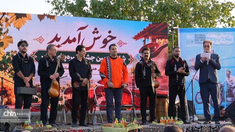 شانزدهمین جشنواره شیره‌پزی مانیزان برگزار شد