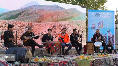 شانزدهمین جشنواره شیره‌پزی مانیزان برگزار شد