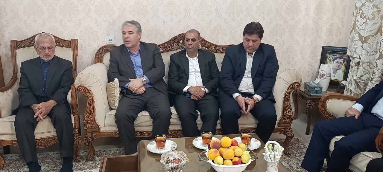 دیدار معاون وزیر میراث‌فرهنگی با خانواده شهید داریوش رضایی‌نژاد در ایلام