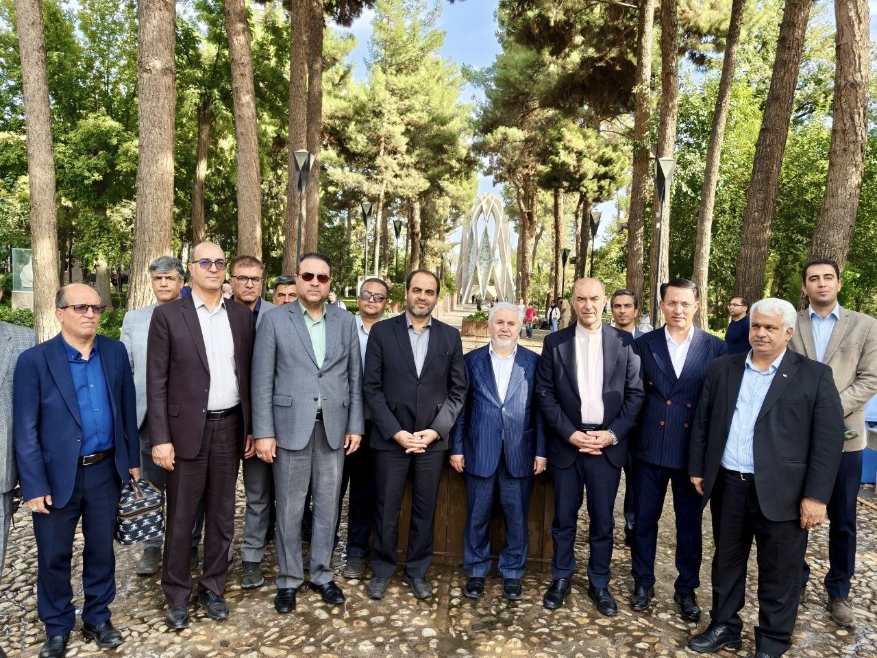 بازدید علی دارابی از آرامگاه‌های خیام، عطار و قدمگاه در نیشابور