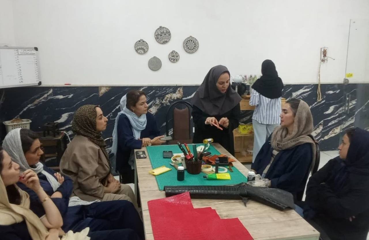 کارگاه آموزشی ساخت قاب چرمی گوشی موبایل در ورامین برگزار شد