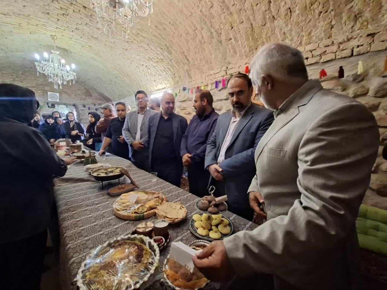 جشنواره غذا و صنایع‌دستی همزمان با هفته گردشگری در روستای تاریخی ابراهیم‌آباد اراک برگزار شد