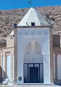 مرمت و بازسازی نمای سردر ورودی آستان مقدس امامزاده سید محمد دیباج (ع) انجام شد