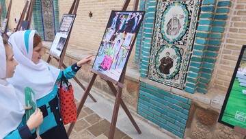 برپایی نمایشگاه عکس شهدای مدرسه میناب در تکیه معاون‌الملک کرمانشاه
