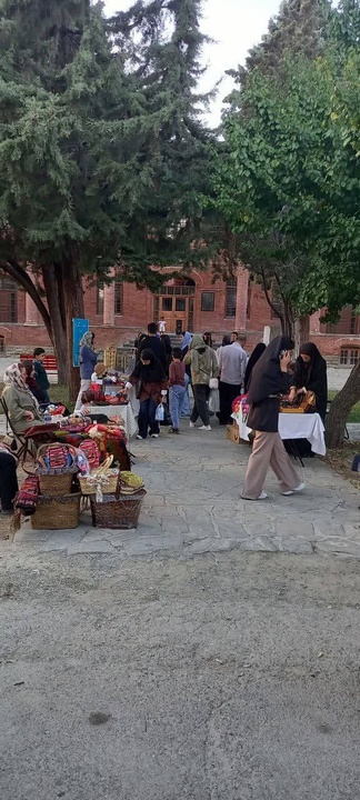 برگزاری نخستین روزبازار صنایع‌دستی ارومیه در جوار بنای تاریخی موزه مدرسه ۲۲ بهمن
