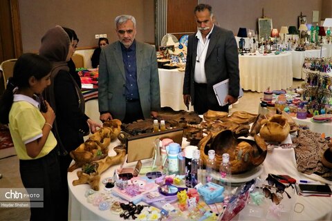 آیین تجلیل از فعالان حوزه گردشگری مازندران و نمایشگاه صنایع‌دستی به مناسبت هفته گردشگری در بابلسر برپا شد