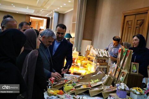 آیین تجلیل از فعالان حوزه گردشگری مازندران و نمایشگاه صنایع‌دستی به مناسبت هفته گردشگری در بابلسر برپا شد