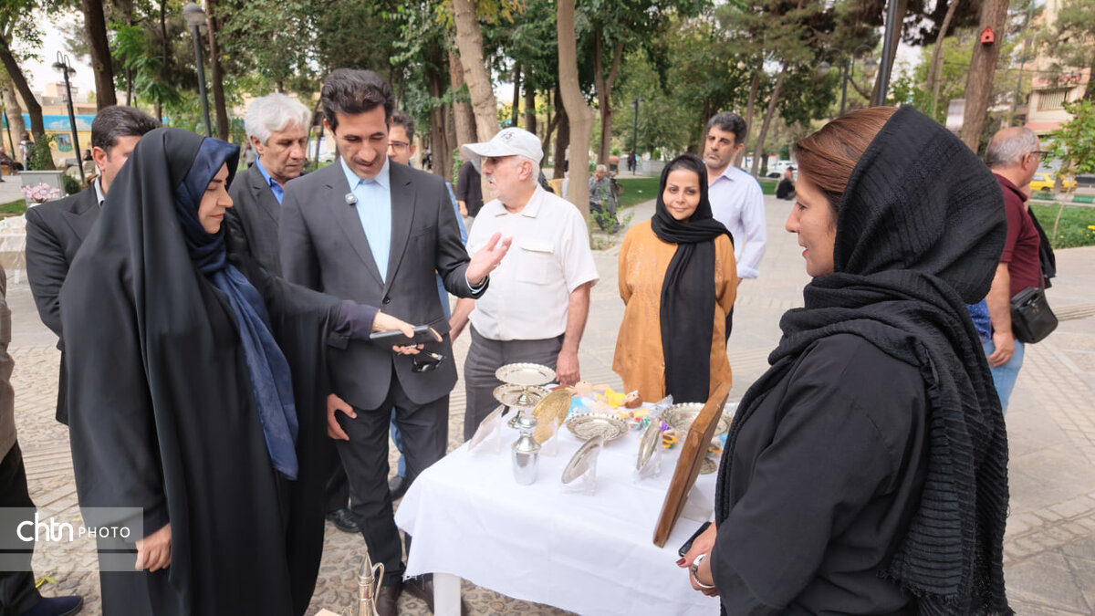 راه‌اندازی روزبازار صنایع‌دستی در بروجرد/ گامی برای حمایت از هنرمندان ورشوکار