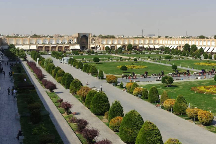 پایان مرحله اول عملیات ساماندهی و مرمت غرفه‌های طبقه فوقانی میدان نقش‌جهان اصفهان