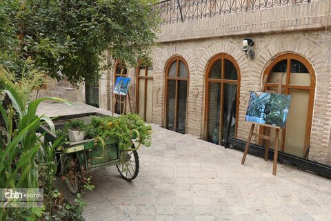نمایشگاه «ایستاده در غبار»؛ بازخوانی آسیب‌های سیاسی بر میراث ایران در حسینیه جاجرمی بجنورد