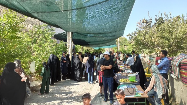 بازارچه محلی و جشن مردمی برداشت آلو در روستای کُرُه شهرستان قاینات برگزار شد