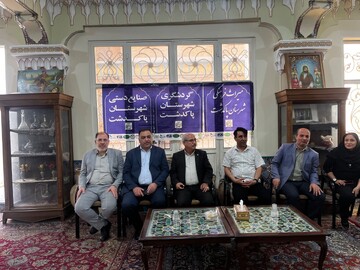 بازدید رئیس گروه حمایت از تولید معاونت صنایع‌دستی از کارگاه کاشی هفت‌رنگ خاندان کاظم‌پور