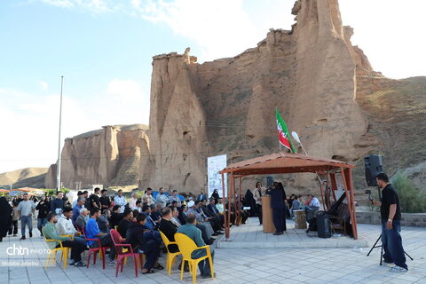 پنجمین جشنواره ماهی قزل‌آلای ماهنشان در جوار قلعه تاریخی بهستان برگزار شد