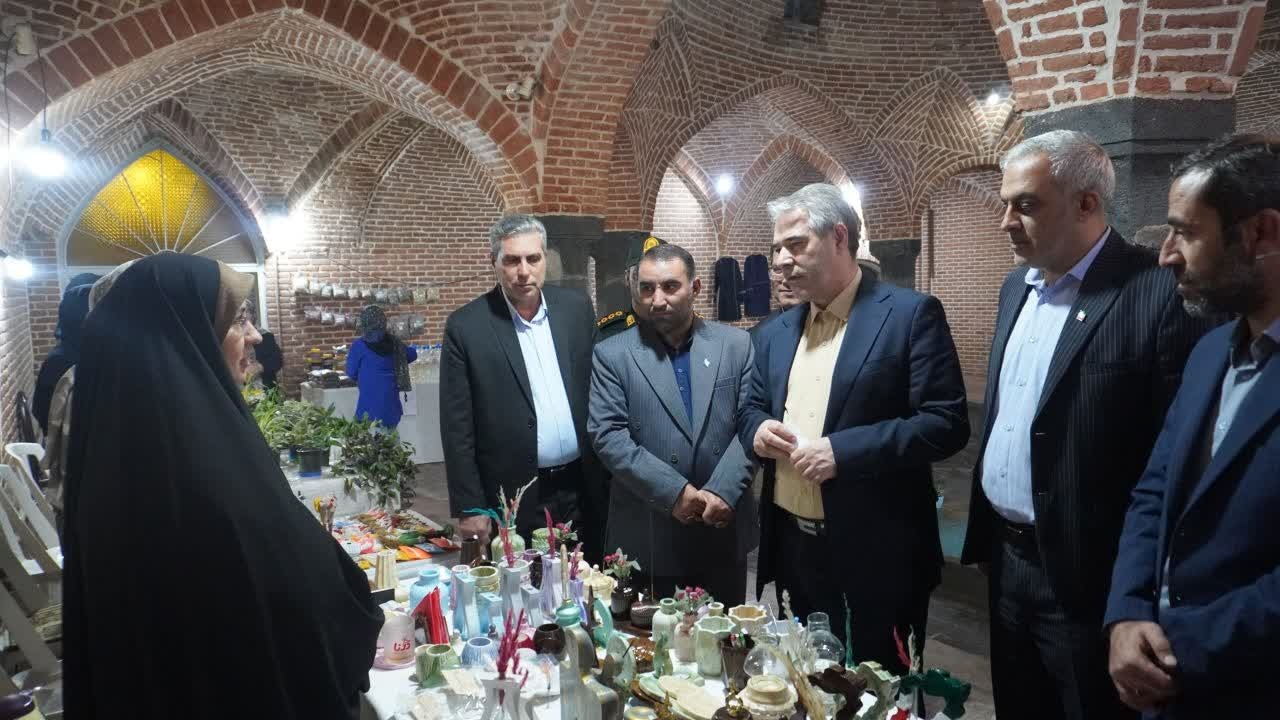 ظرفیت‌های زنان کارآفرین سلماس در حمام تاریخی شیخ به نمایش درآمد