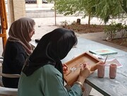کارگاه ۲روزه نقاشی روی چوب با رویکرد بازآفرینی هنرهای سنتی در قزوین برگزار شد