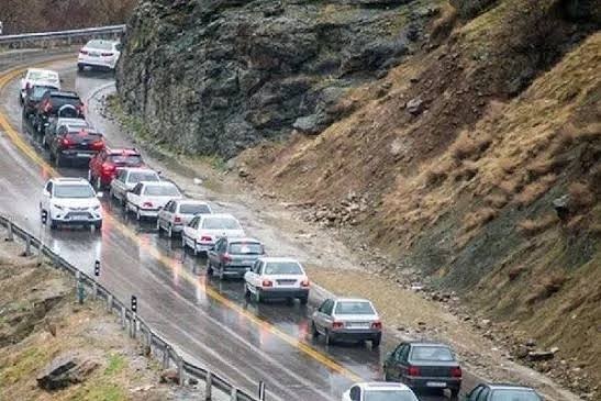 ترافیک سنگین در جاده هراز؛ بارش باران در جاده‌های ۷ استان