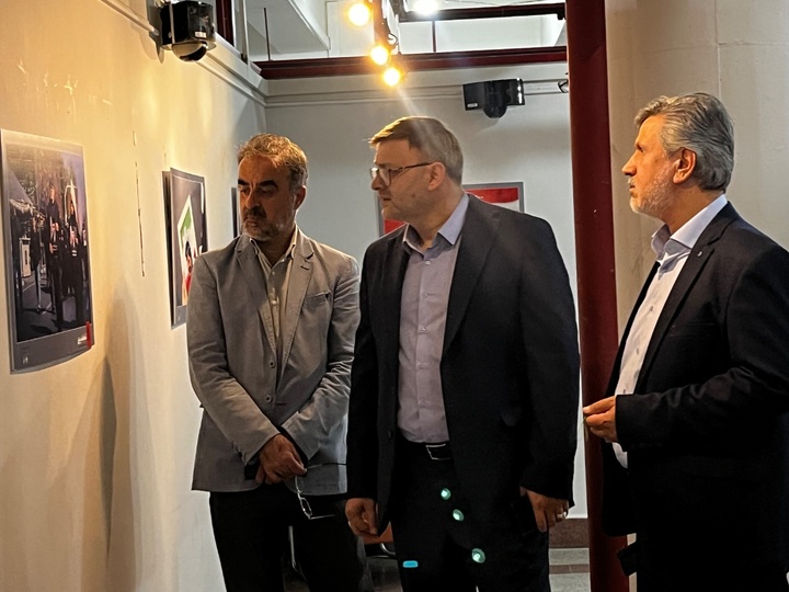 بازدید مدیرکل میراث‌فرهنگی استان تهران از نمایشگاه عکس «۴۰ روز مقاومت و پیروزی»