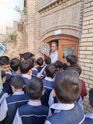 بازدید دانش‌آموزان تویسرکانی از خانه تاریخی اقتداری به مناسبت هفته کودک