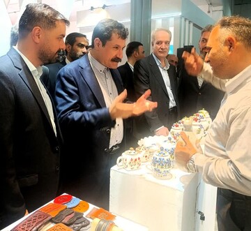 بازدید معاون رئیس‌جمهوری از غرفه خانه صنایع‌دستی خیرآباد در ششمین نمایشگاه ملی توانمندی‌های روستایی و عشایری