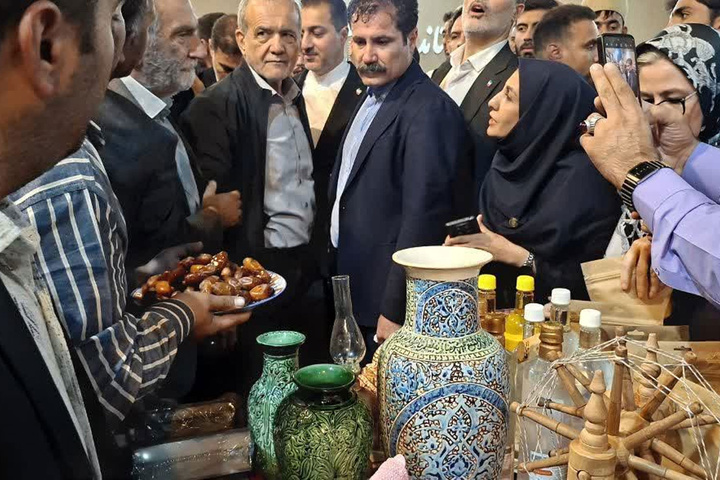 بازدید رئیس‌ جمهوری از غرفه شهرستان نطنز در ششمین نمایشگاه توانمندی‌های روستایی و عشایری