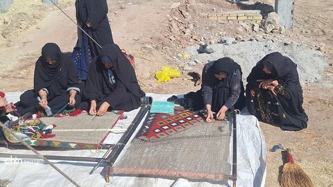 نمایش دست‌بافته‌های دهستان سادات محمودی در حاشیه همایش روستای میمند