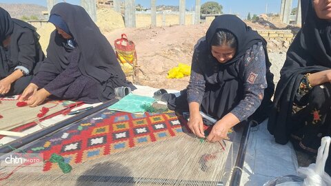 نمایش دست‌بافته‌های دهستان سادات محمودی در حاشیه همایش روستای میمند