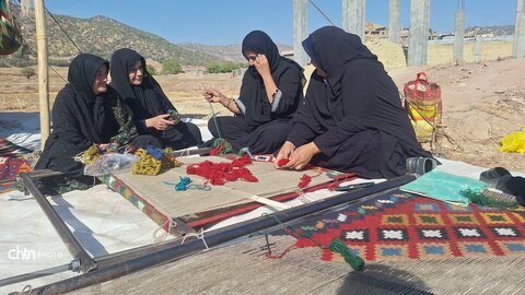 نمایش دست‌بافته‌های دهستان سادات محمودی در حاشیه همایش روستای میمند