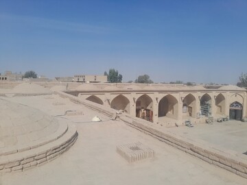 آغاز عملیات ایمن‌سازی و پاک‌سازی پشت‌بام کاروانسرای شاه‌عباسی میبد