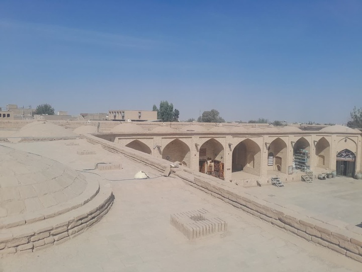 آغاز عملیات ایمن‌سازی و پاک‌سازی پشت‌بام کاروانسرای شاه‌عباسی میبد