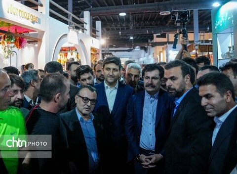 بازدید معاون رئیس‌جمهوری از غرفه خوزستان در نمایشگاه توانمندی‌های روستایی و عشایری