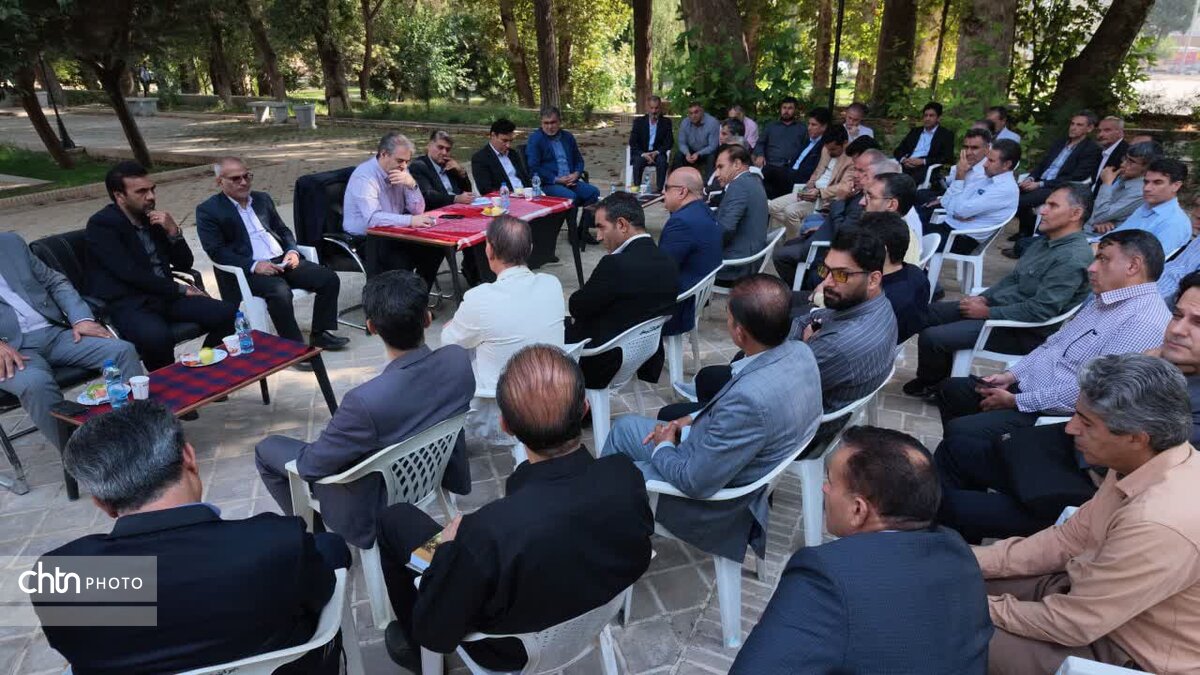 نشست صمیمی معاون وزیر میراث فرهنگی با کارکنان لرستان؛ بررسی دغدغه‌ها و مسائل معیشتی