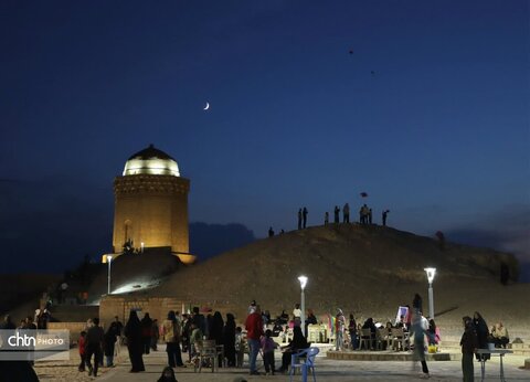 پرواز رنگ‌ها بر فراز هزار سال تاریخ؛ جشنواره بادبادک‌ها در قاب باشکوه گنبدعالی ابرکوه