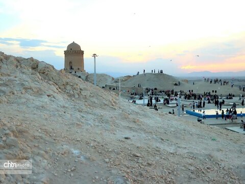 پرواز رنگ‌ها بر فراز هزار سال تاریخ؛ جشنواره بادبادک‌ها در قاب باشکوه گنبدعالی ابرکوه