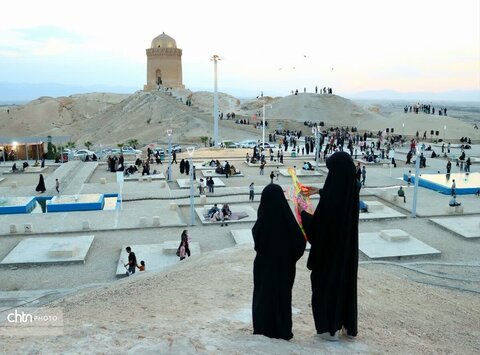 پرواز رنگ‌ها بر فراز هزار سال تاریخ؛ جشنواره بادبادک‌ها در قاب باشکوه گنبدعالی ابرکوه