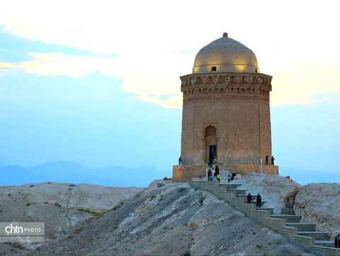 پرواز رنگ‌ها بر فراز هزار سال تاریخ؛ جشنواره بادبادک‌ها در قاب باشکوه گنبدعالی ابرکوه
