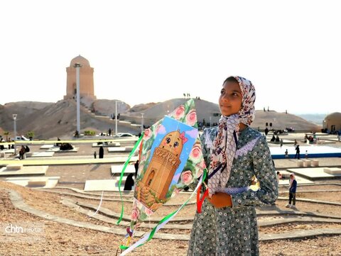 پرواز رنگ‌ها بر فراز هزار سال تاریخ؛ جشنواره بادبادک‌ها در قاب باشکوه گنبدعالی ابرکوه