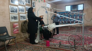 آموزش پارچه‌بافی سنتی فرت به هنرآموزان شهر احمدآباد صولت در تربت جام