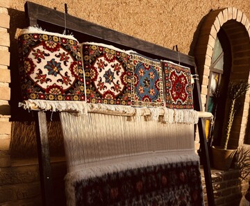 آیین سنتی «سربرون دار قالی» در عمارت آقا بزرگ روستای تاریخی حصارحسن‌بیگ برگزار شد