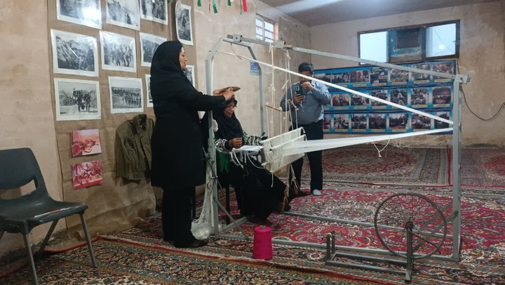 آموزش پارچه‌بافی سنتی فرت به هنرآموزان شهر احمدآباد صولت در تربت جام