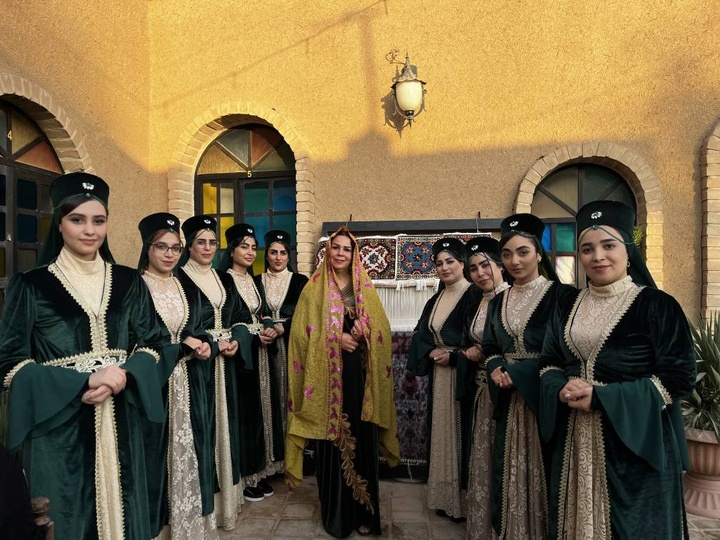 آیین سنتی «سربرون دار قالی» در عمارت آقا بزرگ روستای تاریخی حصارحسن‌بیگ برگزار شد