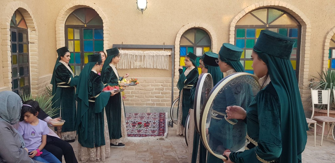آیین سنتی «سربرون دار قالی» در عمارت آقا بزرگ روستای تاریخی حصارحسن‌بیگ برگزار شد